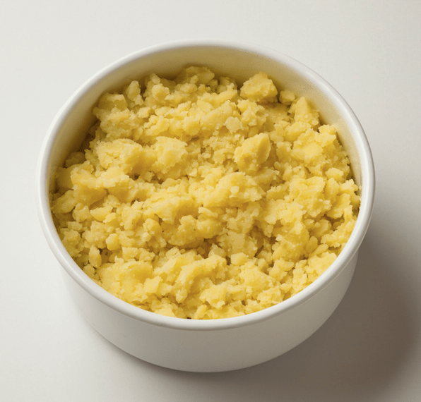 【マッシュポテト】
じゃがいも・・・4個(約600g)
塩・・・小さじ1/3

鍋に湯を沸かし、じゃがいもを竹串がスッと通るまでゆでる。皮をむいてボウルに入れ、フォークでつぶす。あら熱をとり、保存容器に入れる。
※解凍する場合は、必ず電子レンジを使用する。自然解凍だとぼそぼそした食感に。