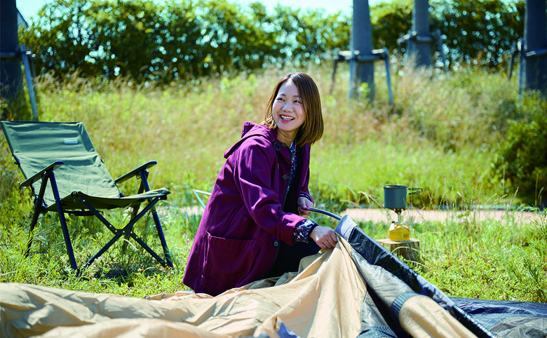 自然の中でリラックスした表情のサリーさん