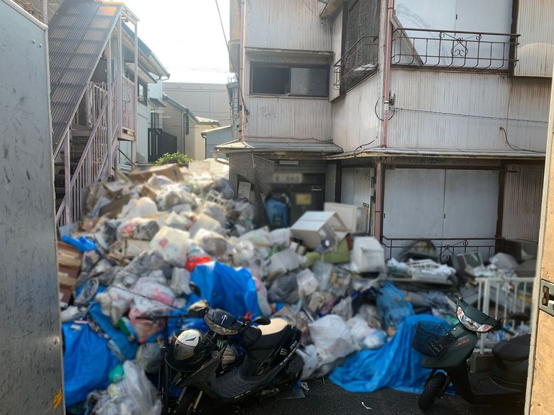 ゴミを捨てることができず、依頼者が所有する別の土地に移動させた