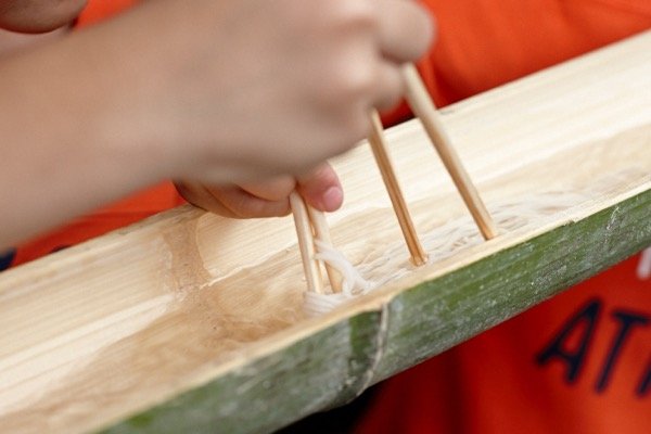箸は斜め45度でキープするとそうめんをキャッチしやすい