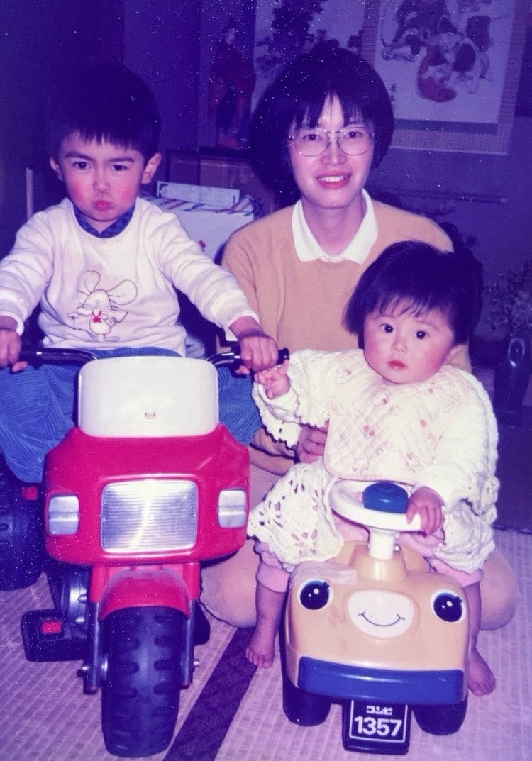 幼少期の橋爪さん（右）。兄と母と