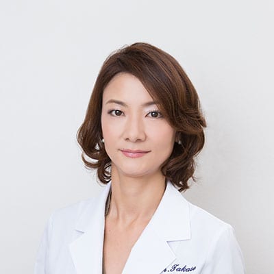 日本美容皮膚科学会・日本皮膚科学会正会員。英国医学会（BSEM）会員。ルボア認定メディカルフィトテラピスト資格取得。東京慈恵会医科大学を卒業後、同大学付属病院で皮膚科勤務を経て、2007年美容皮膚科クリニック「ウォブクリニック中目黒」を開院。シミ・肝斑治療をはじめ、育毛治療、ヒアルロン酸、ボトックス注射・メソセラピー・レーザー治療・ケミカルピーリングなど、メスを使わずに女性の美しさを引き出す、安全かつ効果的なアンチエイジング治療を提供。その丁寧で的確なカウンセリングには定評があり、美容のプロやモデル、女優の顧客も多い。