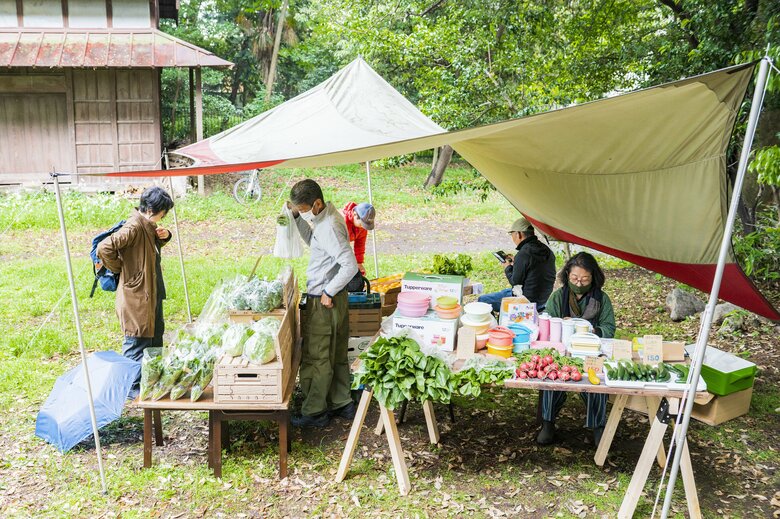 マルシェでは朝採れ野菜や規格外の野菜が並ぶ