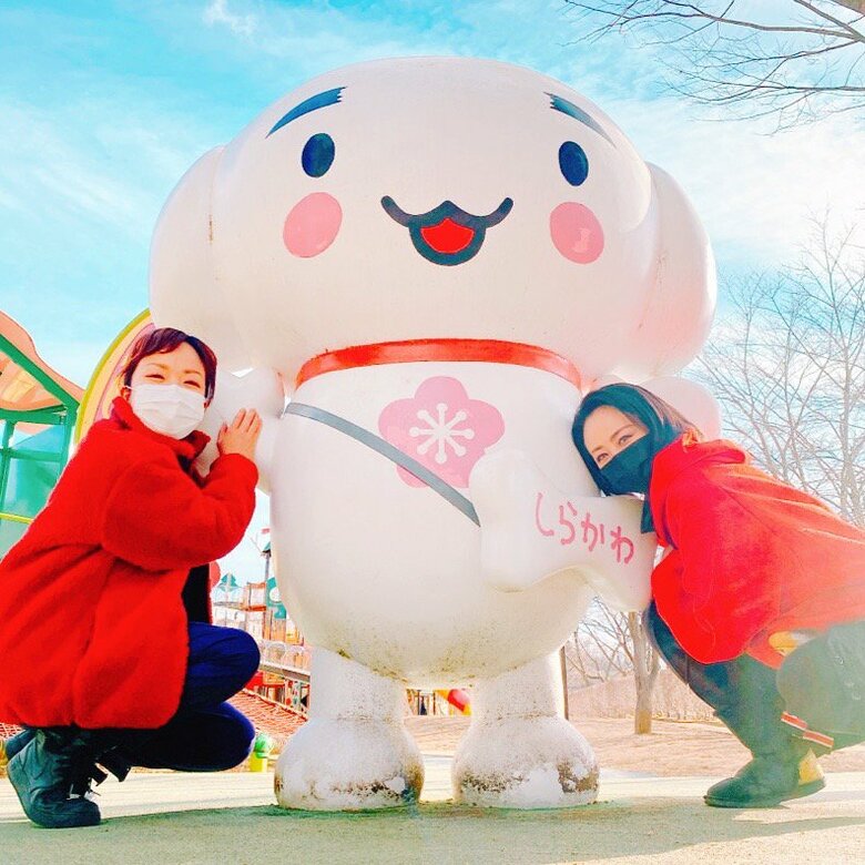 白河市の公認キャラクター「しらかわん」と記念撮影する田村さん（写真右）とアシスタントの齋藤さん（写真左）