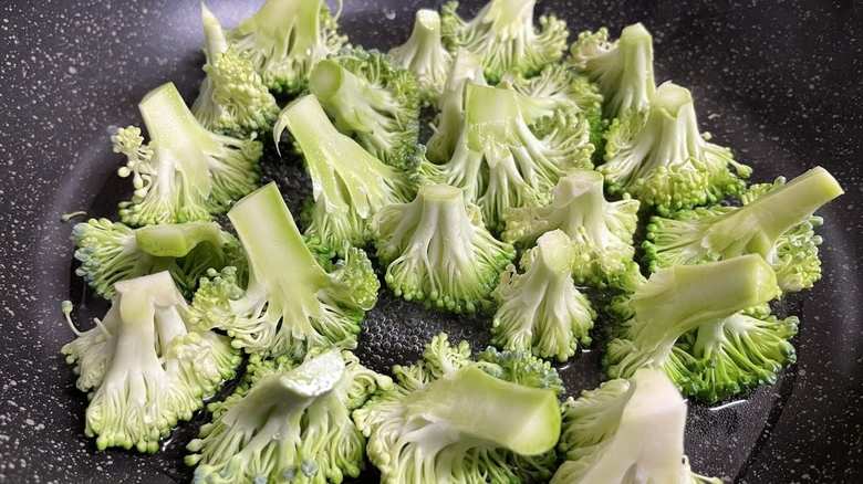 茎を上にして蒸すと、水溶性の栄養素が逃げにくくなるそう