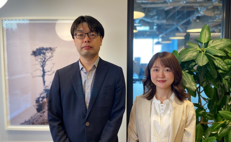 グループ人事統括本部の平山俊大さん（左）と杉山理恵さん（右）