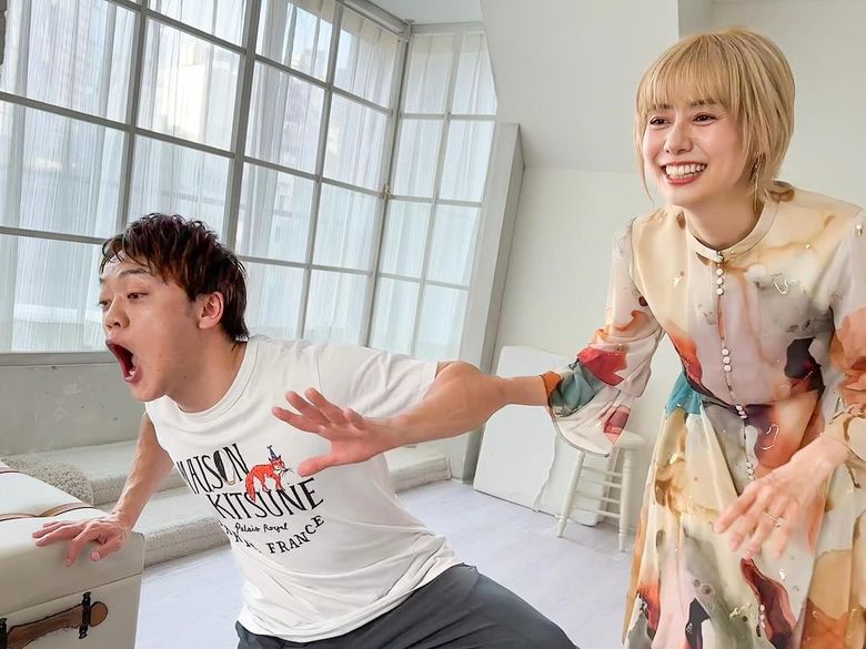 子どもを笑顔にさせたくて、写真スタジオで本気出す二人(Instagramより)
