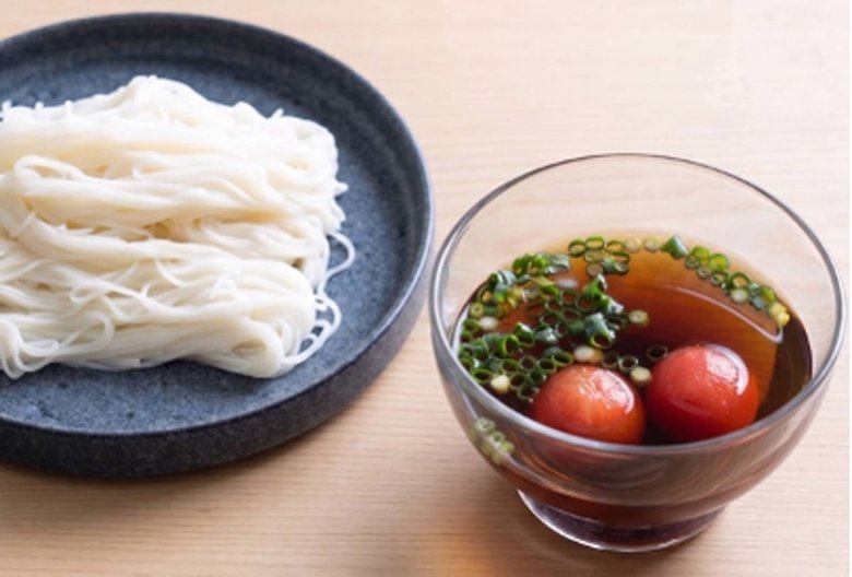 冷凍したミニトマトを麺つゆに加えると、麺つゆが薄まらず最後まで美味しく食べられるそう