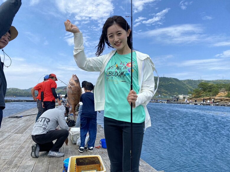 地元の海をバックに