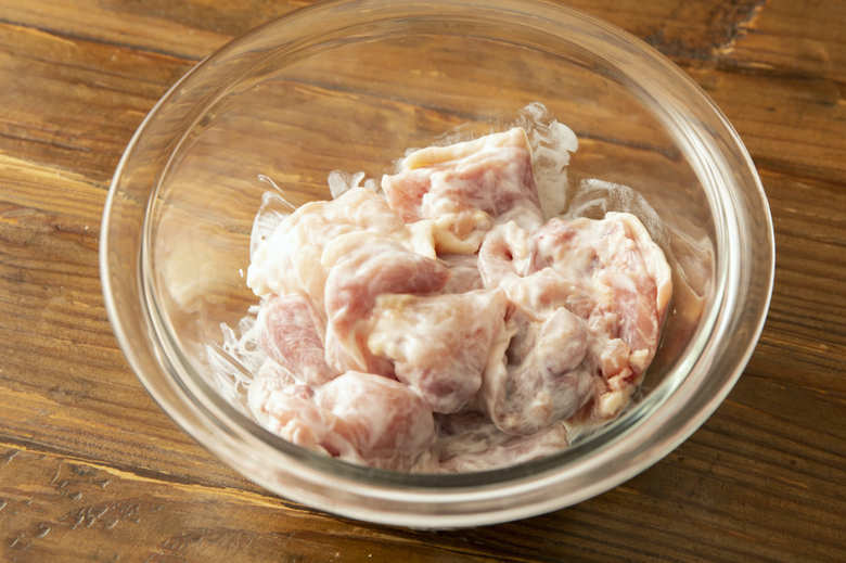 鶏もも肉は一口大に切ってボウルに入れ、ヨーグルトを入れて揉み込み、冷蔵庫で1時間おく。