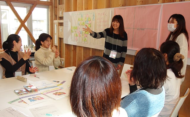 2015年2月にNP（ノーバディズ パーフェクト）講座でファシリテーターを務める荒木さん（中央奥）