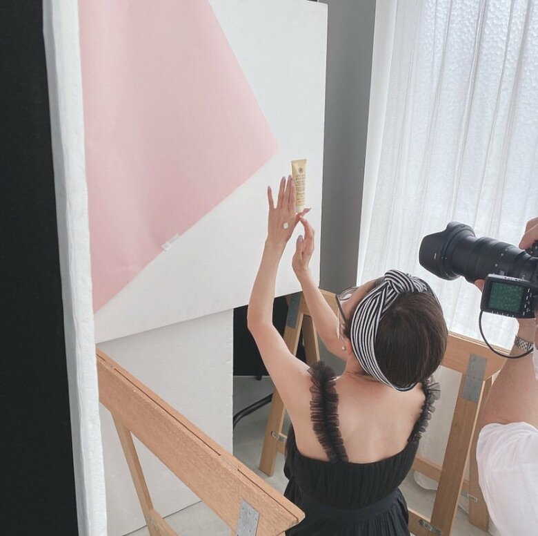 ハンドモデルの撮影現場（本人のInstagramより）