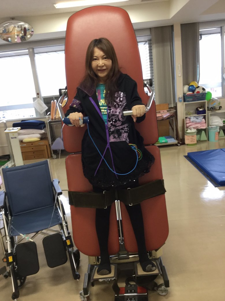 病院でリハビリ中の中村うさぎさん