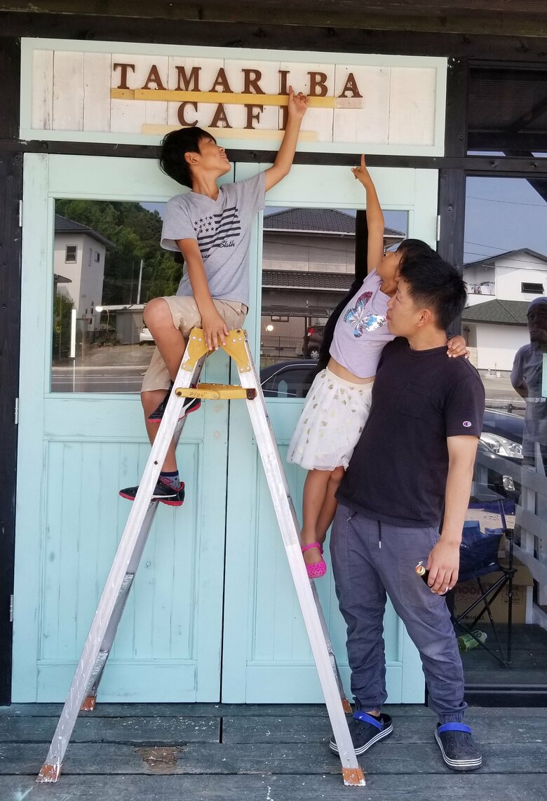 移転したカフェの内装はDIYで。店のロゴも子どもたちと手作りした