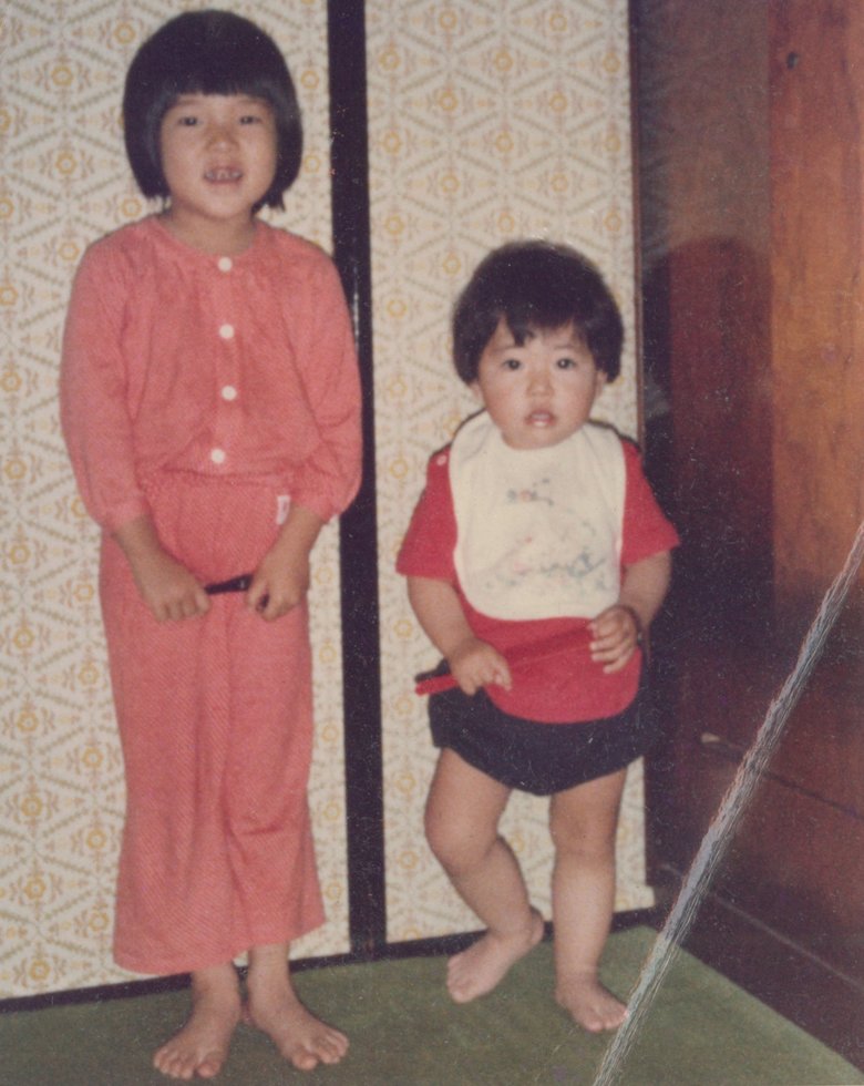 幼稚園のころの高橋さん（左）と3歳年下の妹さん
