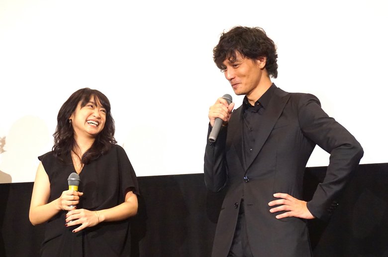 安藤さんのトークに終始笑顔の池脇さん