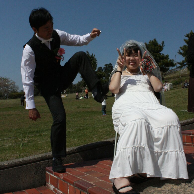照れくささゆえ、みんなの前でおちゃらける仲睦まじいふたり