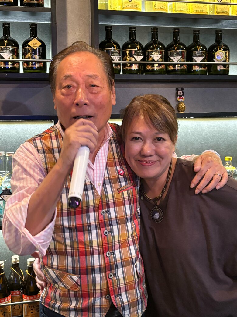 飲みに行くときも一緒。陽子さんの肩を抱いてご機嫌なヨネスケさん