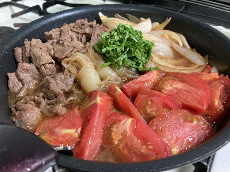 【作り方3】市販の割り下を入れて味がしみこむ程度煮る。お好みで大葉を添える