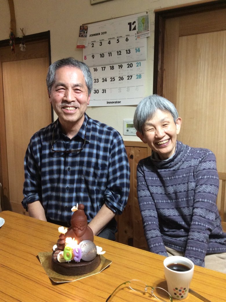 「豊かな人生だった」と話す常雄さんに寄り添う治子さん
