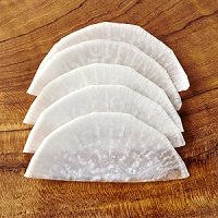 大根は半月の薄切りにする。