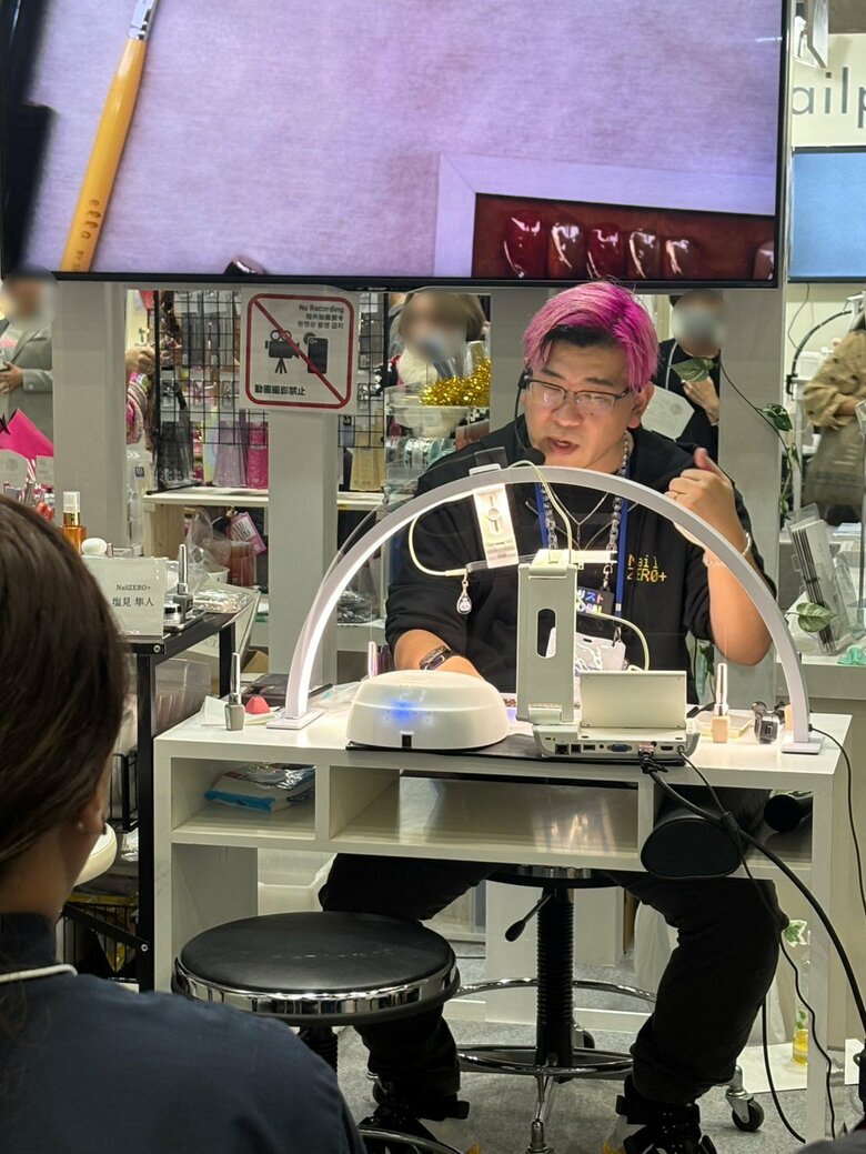 ネイルのイベントで解説する塩見さん