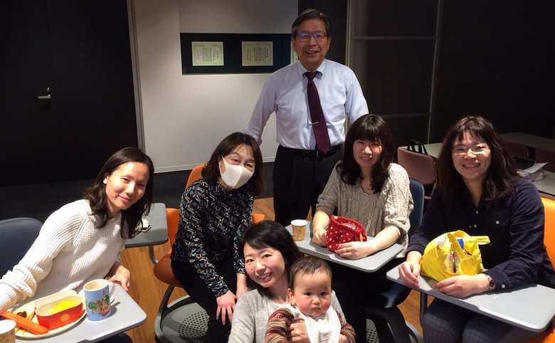 産休中に赤ちゃんを連れて遊びに来る女性社員も