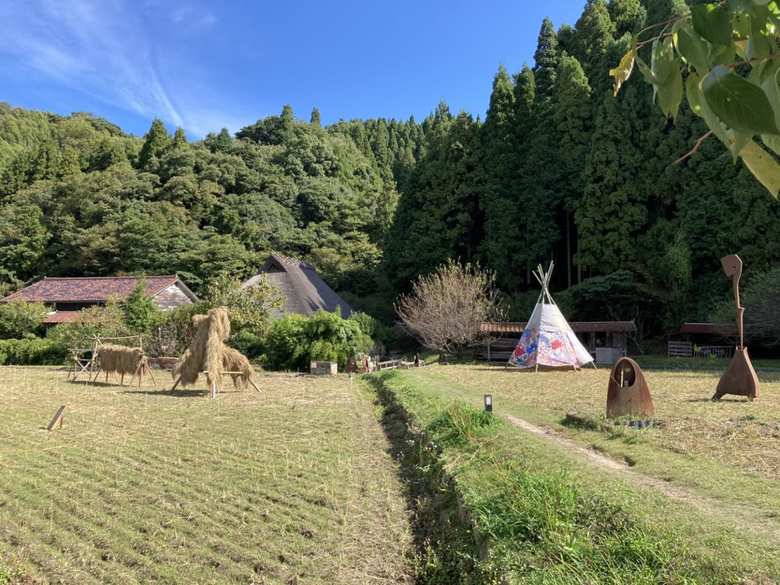 昔懐かしい里山に囲まれた、群言堂グループの本社。この近くに登美さん、大吉さんそれぞれが暮らす古民家もある。