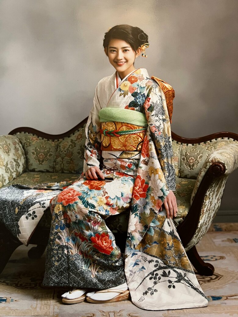 成人式に華やかな着物姿で記念写真