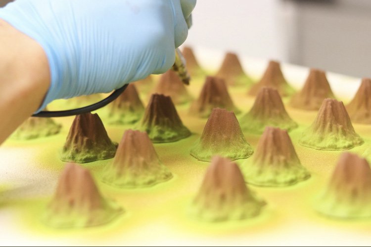 チョコの山脈ができるまで④「桜島は山の地肌を表現した茶色を重ね、最後に木々をイメージした緑色をグラデーションで着色」