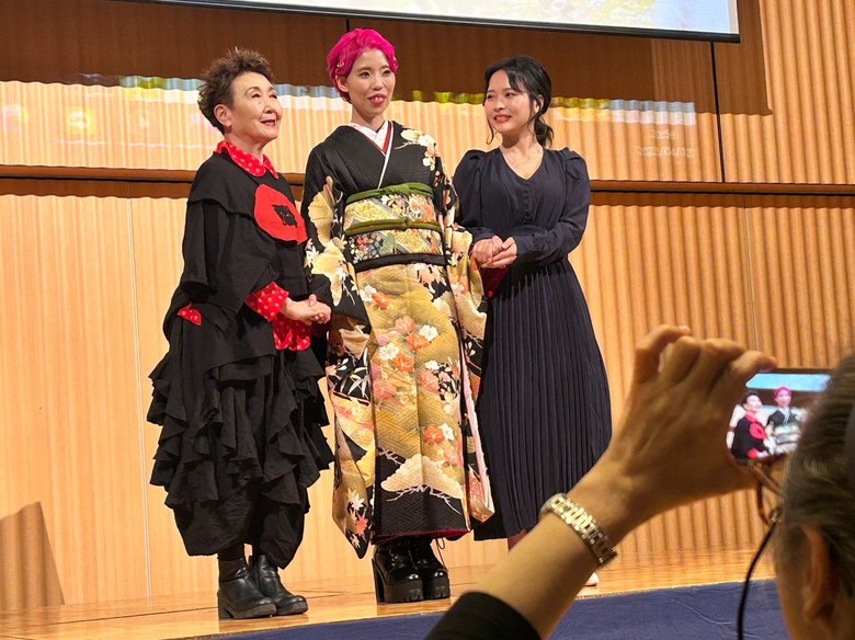 阿部さんが出演したドキュメンタリー映画『REALVOICE』監督の山本昌子さん、応援ソングを担当した加藤登紀子さんと