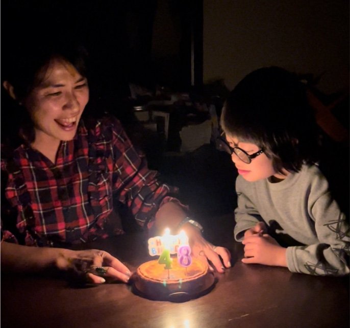 奥山さんの48歳の誕生日を祝う次男の美良生くん