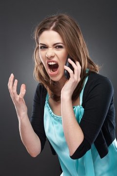 夫の浮気相手から突然の電話…！2人の妻が取った行動と反省点