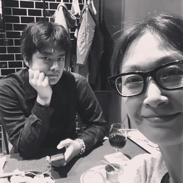 モデルの園田マイコさんと息子さん