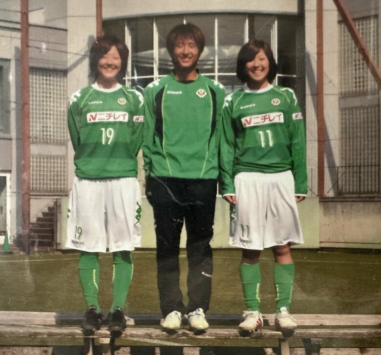 10代のころの永里さん（左）。兄・源気さん（中央）と妹・亜紗乃さん（右）との3ショット