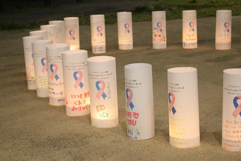 空に還った赤ちゃんへの思いをキャンドルの光で届けている