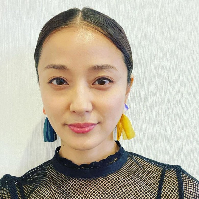 ブルーとイエローのピアスが素敵