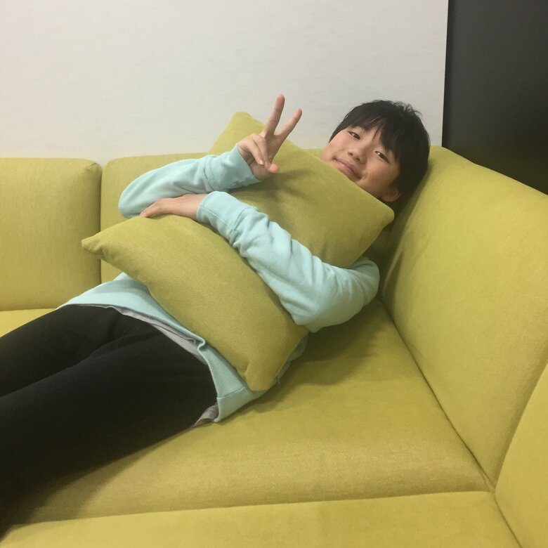 クッションにぎゅ〜！見ているだけで癒される中学生の頃の石橋さん