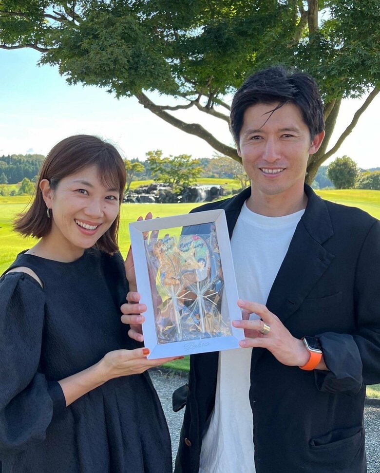 グリーンをバックに爽やかなカップルショット！結婚記念日を祝う潮田さんと増嶋さん夫婦