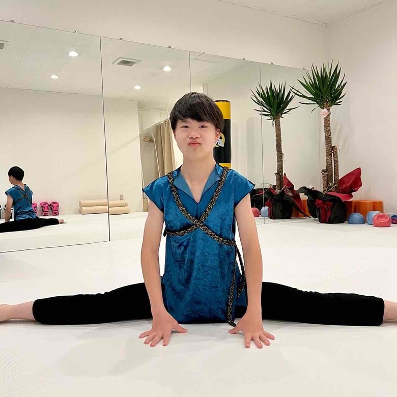 バレエレッスンの前にストレッチを入念に行う