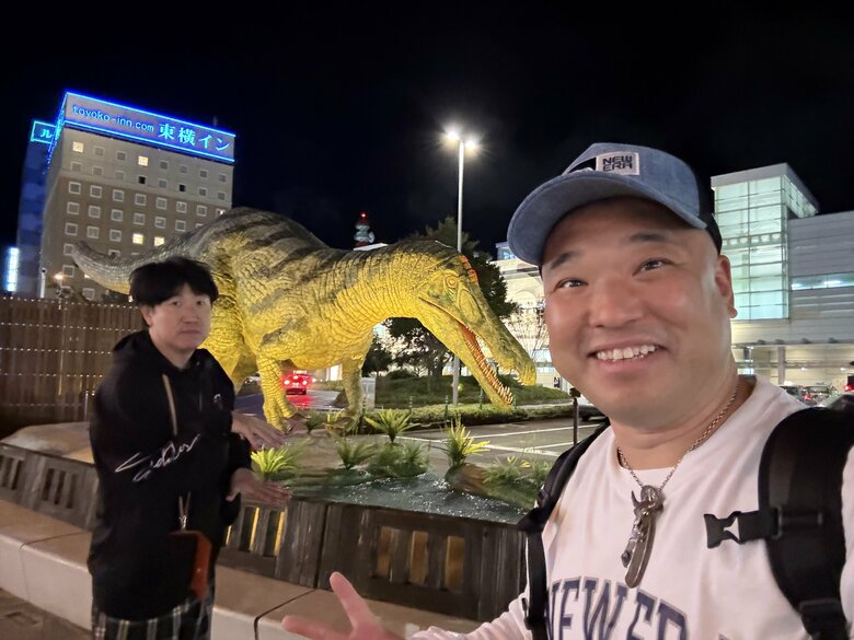 福井県を訪れたクールポコ。と恐竜との3ショット　