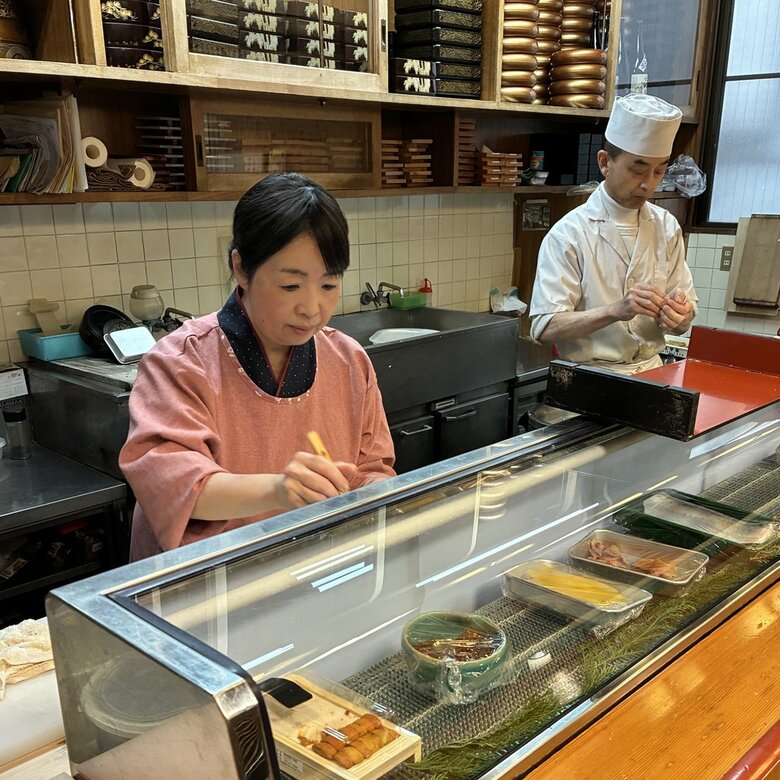 夫の大将と並んで女将の仕事に励む畠さん