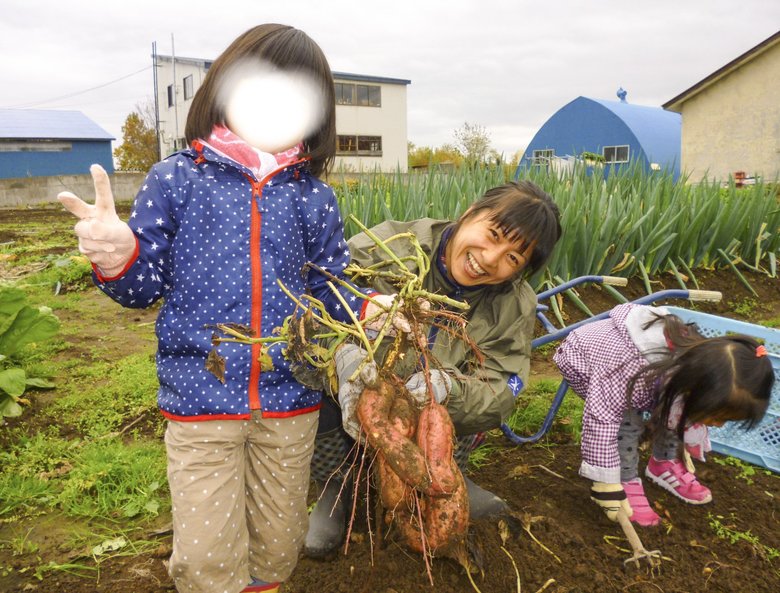 娘さんふたりとさつまいも掘りを