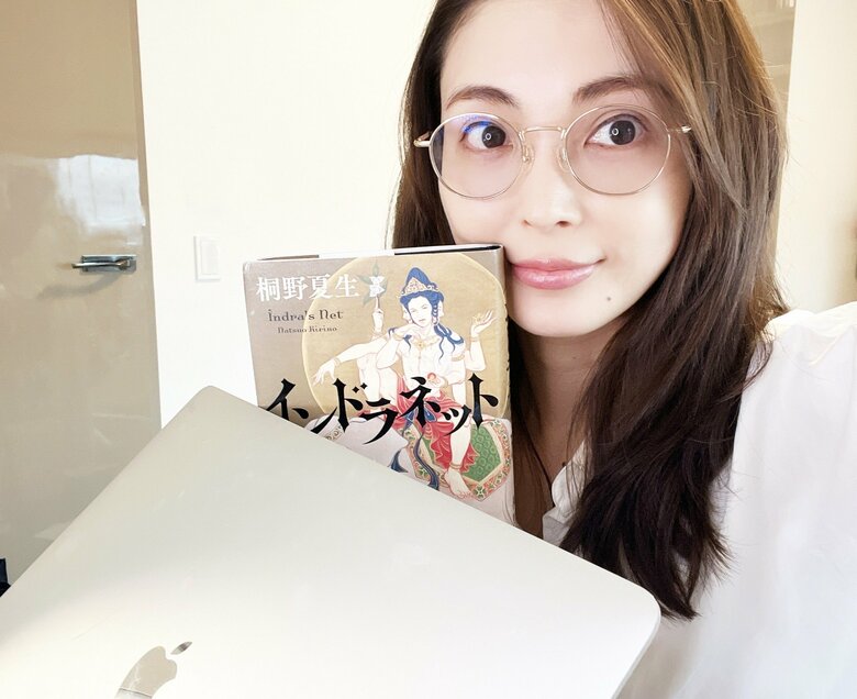 『インドラネット』を手にする押切もえさん