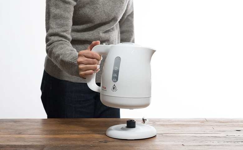 ▲本体サイズは幅220×奥行き155×高さ205mm、重さは885g