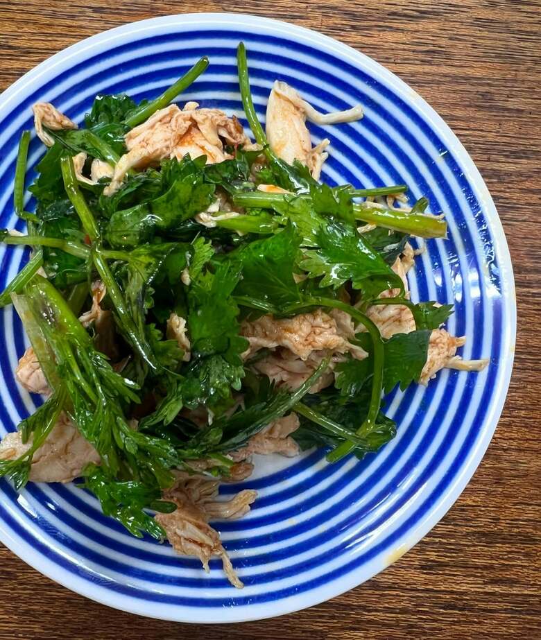 立川さんおすすめの美味しい食べ方。豆板醤、塩胡椒、おろしニンニク、醤油、ごま油で和えた「パクチーとささみの和え物」