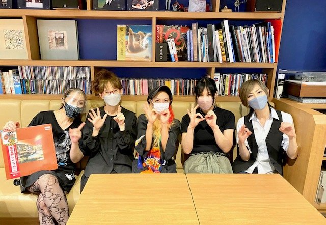 こう見えて全員還暦越え！メンバー5人が勢揃いしたときの一枚（中央が寺田さん）