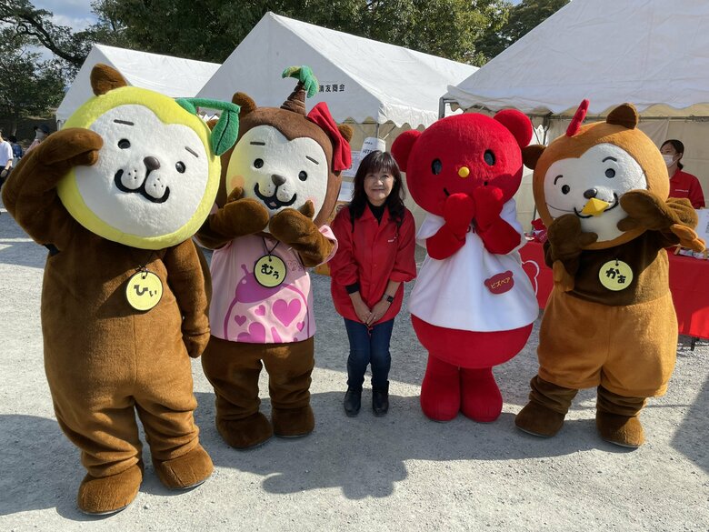 KIGURUMI.BIZから送り出した宮崎県のシンボルキャラ「みやざき犬」の三兄弟たちと加納さん