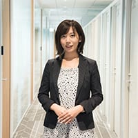 PR／人事　執行役員。創業期のアトラエに参画し、求人サイトgreenの立ち上げや人材紹介事業に従事。その後入社したワークスアプリケーションズでは、人事として新卒・中途・海外大生採用を始め様々な採用に携わり、プロジェクトリーダーを務め、年間数千名規模のインターンシップ・数百人規模の採用に貢献する。ベンチャー企業での人事・広報部の立ち上げを経て、2017年に株式会社キャスター入社、2020年1月執行役員に就任。人事・総務部、PR部を統括し、リモートワークの組織作りと普及に奔走。パラレルワーカーでもある。