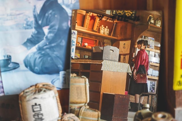 アンティークの雑貨店を訪れる桐本さん